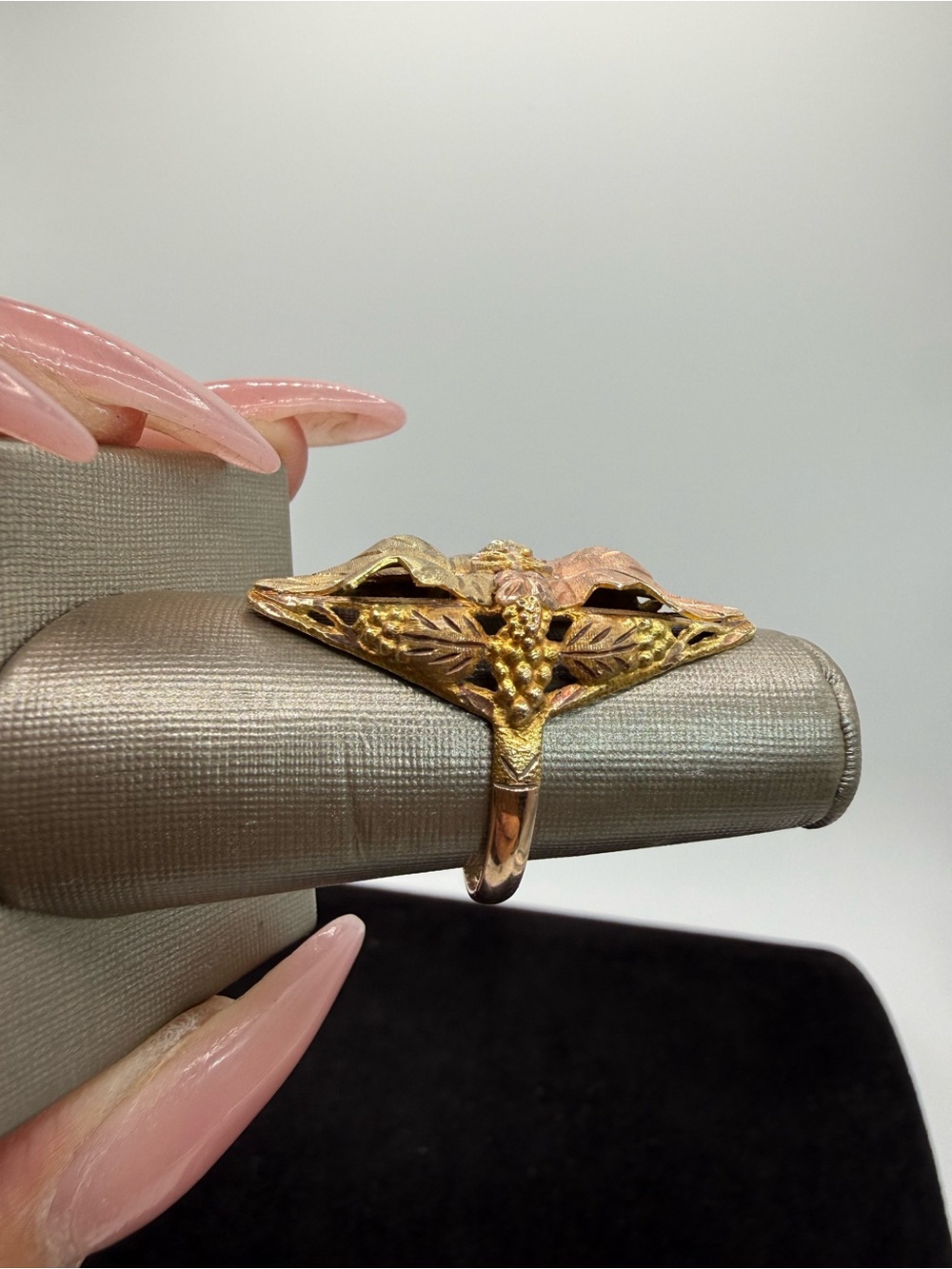 Vintage Black Hills Gold 10K Tri Color Grapes & Leaves Ring Sz 6.75 - Picture 8 of 9